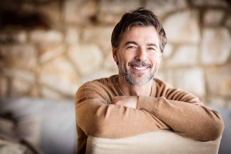 Porträtt av en stilig, mogen man som ler. royaltyfria foton
