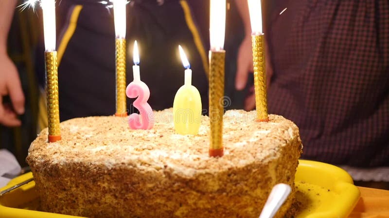 Le Gateau D Anniversaire Avec Des Bougies Etincellent Des Feux D Artifice Dans La Chambre Noire Clips Videos Video Du Couleur Felicitation Le Gateau D Anniversaire Avec Des Bougies Etincellent Des Feux D Artifice Dans La Chambre Noire Clips Videos Video Du Couleur Felicitation