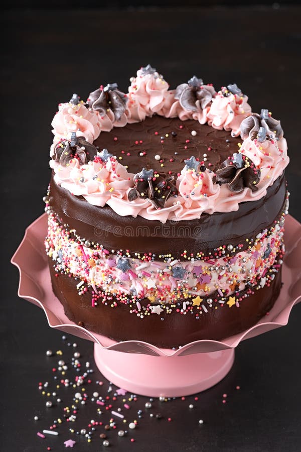 Le Gateau D Anniversaire Pour La Saint Valentin Avec Les Coeurs Roses Et Colore Arrose Fond De Carte De Saint Valentin Avec L Esp Photo Stock Image Du Nuptiale Jour Le Gateau D Anniversaire Pour La Saint Valentin Avec Les Coeurs Roses Et Colore Arrose Fond De Carte De Saint Valentin Avec L Esp Photo Stock Image Du Nuptiale Jour