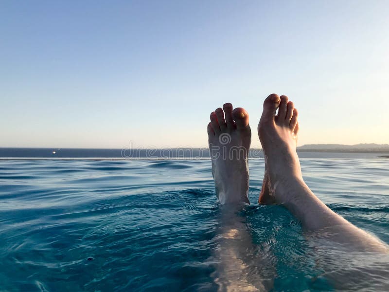 Mi Si Addormentano Le Gambe Sul Water Le Gambe Maschii, Piedi Con Le Dita Si Sono Sparse Fuori In Una Bella