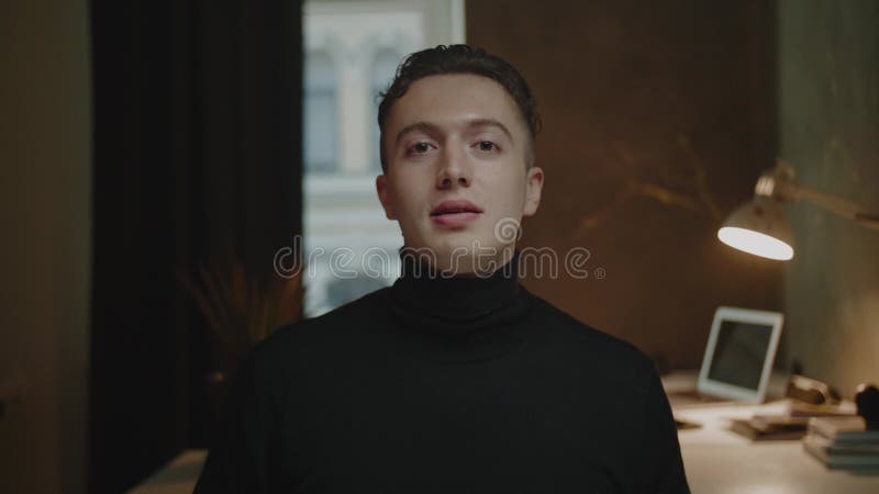 Le gars actif dans le pull-over noir parle aux gestionnaires de l'entreprise banque de vidéos