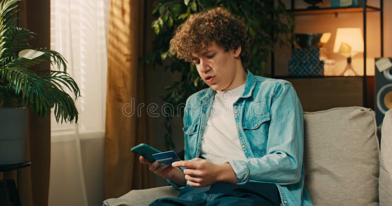Le garçon ciblé prend les dernières étapes dans le transfert de fil pour terminer la transaction. l'adolescent veut s'inscrire dan banque de vidéos