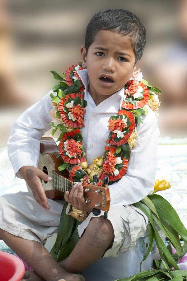 Le garçon de Fijian joue la guitare