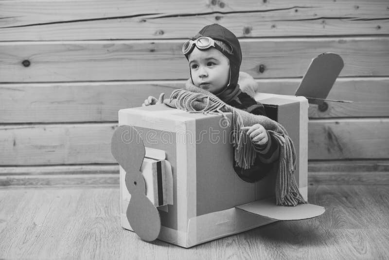Le garçon de petit enfant dans le costume pilote joue et rêve photos stock Le garçon de petit enfant dans le costume pilote joue et rêve photos stock