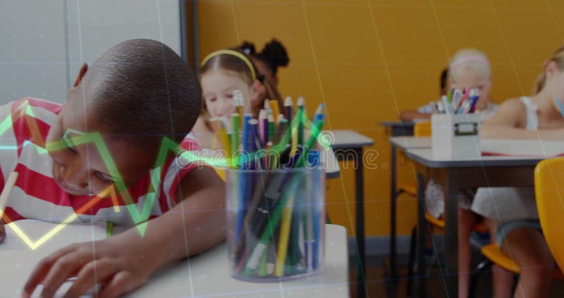 Le garçon qui commence l'écriture assignation déclenche une superposition de graphique d'éducation translucide connectant les étud banque de vidéos