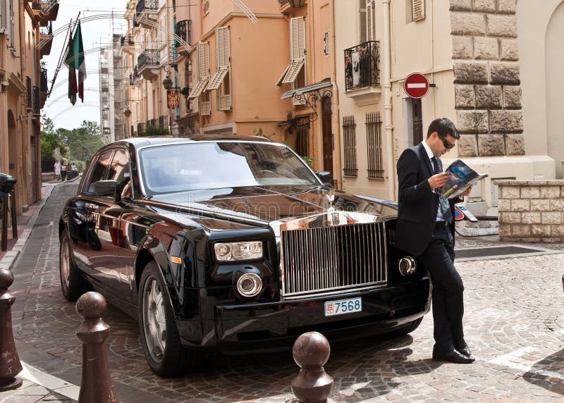 Le chauffeur attend près d'une Rolls Royce, Monaco images stock