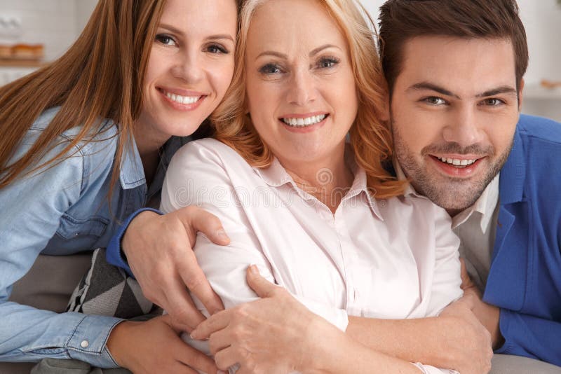 Le giovani coppie con la suocera a casa weekend il ritratto della famiglia immagini stock Le giovani coppie con la suocera a casa weekend il ritratto della famiglia immagini stock