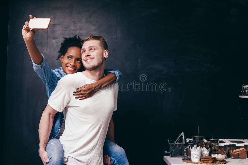 Le giovani coppie fanno il selfie sulla cucina, vivono insieme fotografie stock Le giovani coppie fanno il selfie sulla cucina, vivono insieme fotografie stock