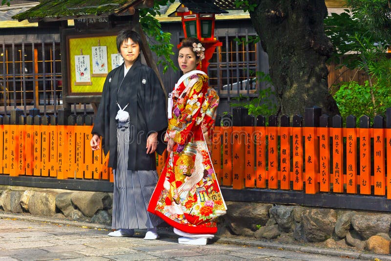 Le giovani coppie giapponesi non identificate si sono vestite in kimono convenzionale fotografia stock Le giovani coppie giapponesi non identificate si sono vestite in kimono convenzionale fotografia stock