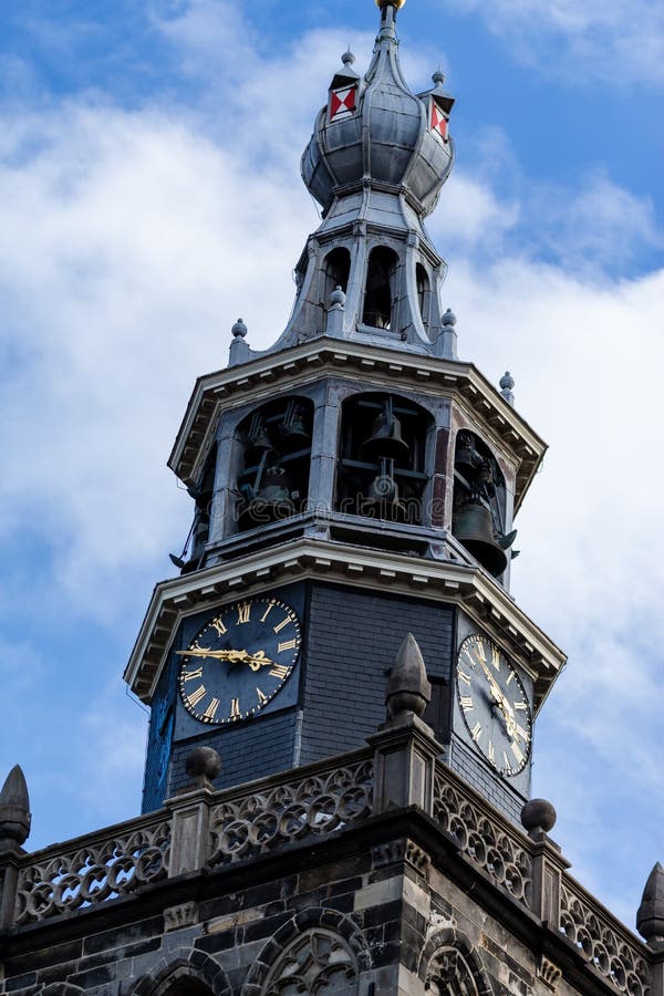 Le Gouda, la Hollande-Méridionale/Pays-Bas - 27 octobre 2018 : Horloge de St Jan Church et tour de cloche avec le ciel bleu opaci photographie stock libre de droits Le Gouda, la Hollande-Méridionale/Pays-Bas - 27 octobre 2018 : Horloge de St Jan Church et tour de cloche avec le ciel bleu opaci photographie stock libre de droits