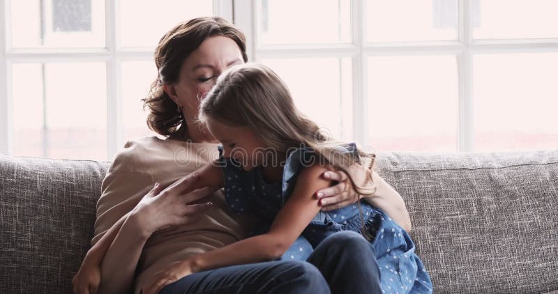 Le gran âgée moyenne heureuse appréciant passant le week-end avec la petite-fille. clips vidéos