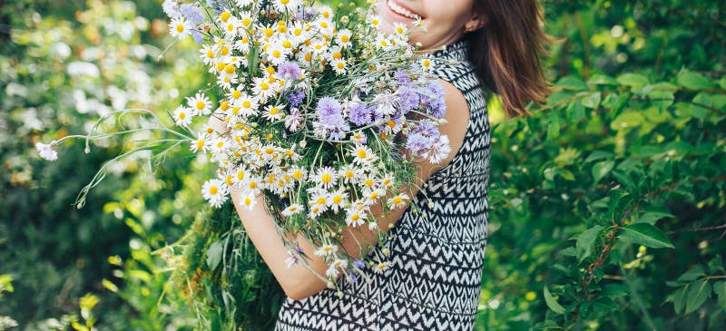 le grand bouquet de jeune belle de femme prise de fille du champ sauvage fleurit image stock le grand bouquet de jeune belle de femme prise de fille du champ sauvage fleurit image stock