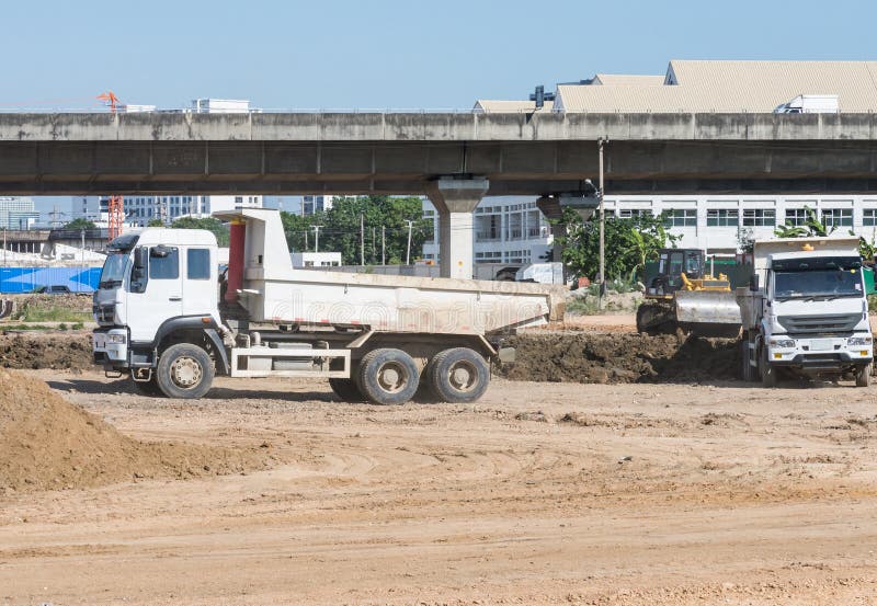 Le grand camion fonctionne dans le chantier de construction images libres de droits Le grand camion fonctionne dans le chantier de construction images libres de droits