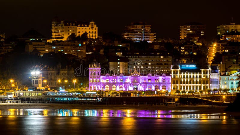 Promenade nocturne - identifiez le monument, la ville et le pays - Page 8 Le-grand-casino-de-santander-iluminated-la-nuit-58707496