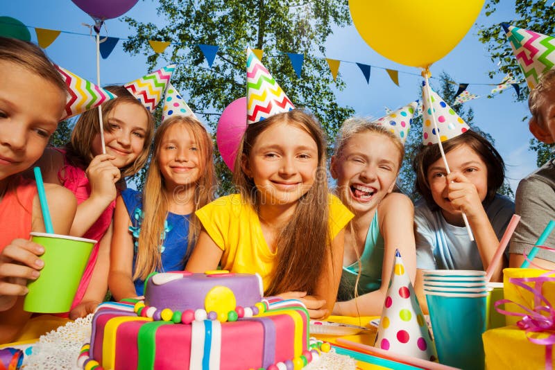 Enfants Courus Autour De Jouer Le Jeu De Chaises Musicales Photo Stock Image Du Jouer Musicales 43080138