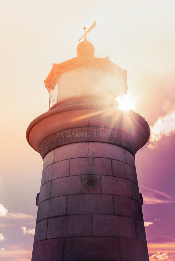 Le granit en pierre grenu impressionnant du phare de Ramsgate, dans Thanet, Kent, R-U comme lumière du soleil de fin de l'après-m photos libres de droits Le granit en pierre grenu impressionnant du phare de Ramsgate, dans Thanet, Kent, R-U comme lumière du soleil de fin de l'après-m photos libres de droits