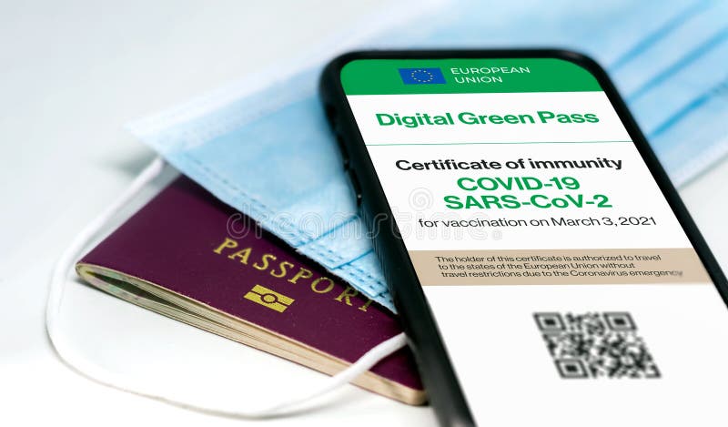 Le green pass numérique de l'union européenne avec le code qr à l'écran d'un téléphone portable avec masque chirurgical et passepo