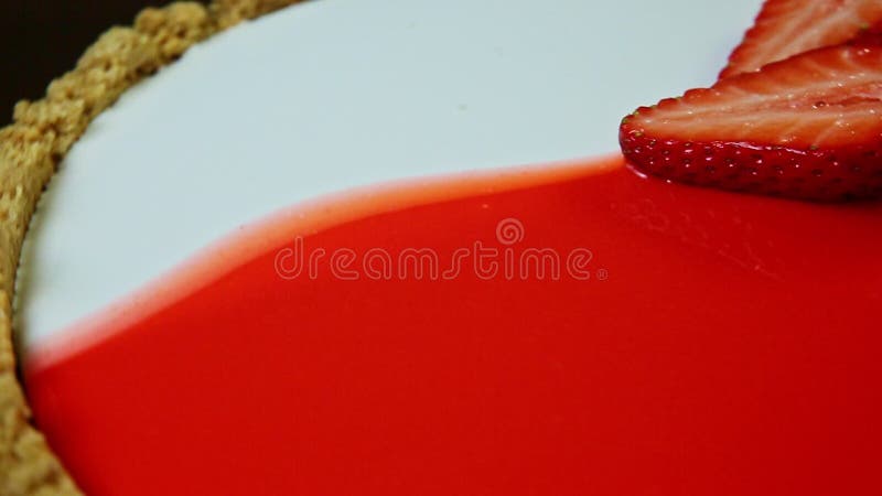 Le gros plan de vue de dessus a glacé le gâteau au fromage avec les fraises en tranches tourne autour clips vidéos