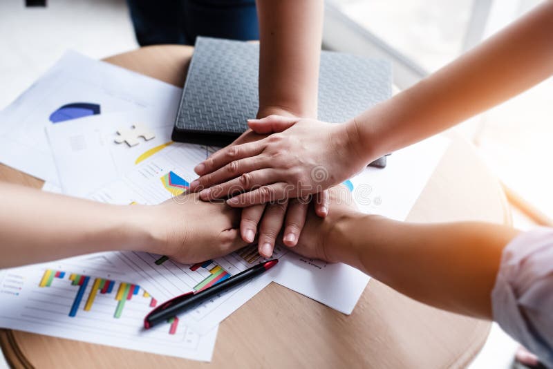 Le groupe d'affaires, mains joignant ensemble des concepts de travail d'équipe, collaborent projet, traitement de croix et nouvel images stock Le groupe d'affaires, mains joignant ensemble des concepts de travail d'équipe, collaborent projet, traitement de croix et nouvel images stock