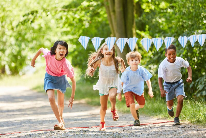 Le groupe d'enfants fait une course photographie stock Le groupe d'enfants fait une course photographie stock