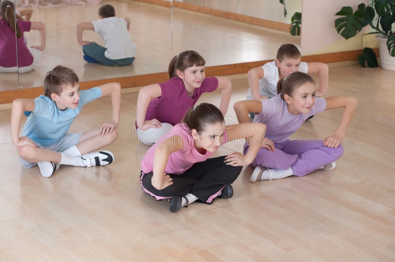 Le groupe d'enfants s'est engagé dans la formation physique. photo stock Le groupe d'enfants s'est engagé dans la formation physique. photo stock