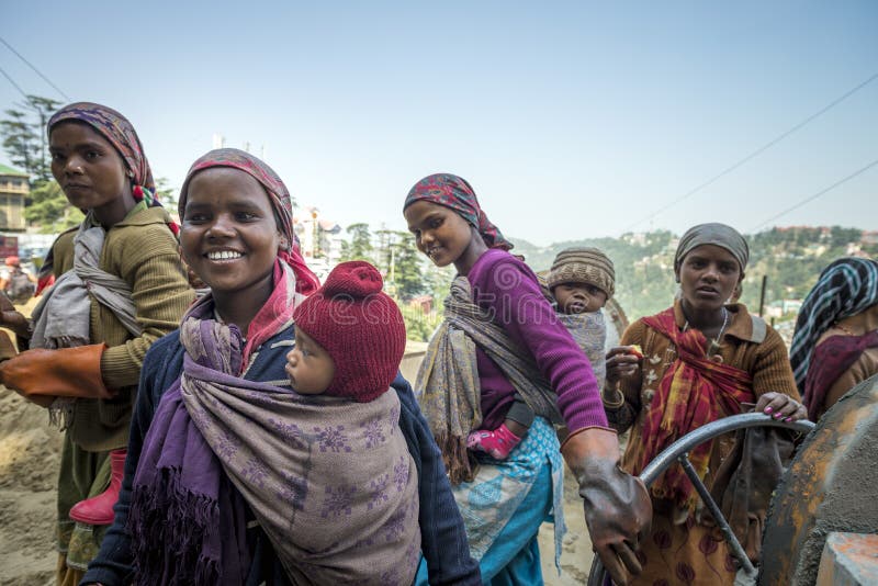 Le groupe de jeunes mamans travaillantes portent le nourrisson sur leur sourire arrière tout en faisant la routine de travail au images libres de droits Le groupe de jeunes mamans travaillantes portent le nourrisson sur leur sourire arrière tout en faisant la routine de travail au images libres de droits