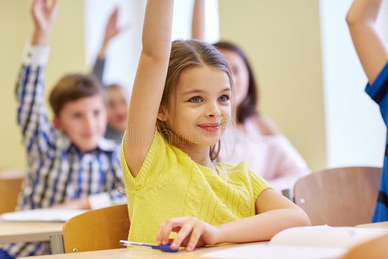 Le groupe de l'école badine avec des carnets dans la salle de classe photographie stock libre de droits Le groupe de l'école badine avec des carnets dans la salle de classe photographie stock libre de droits