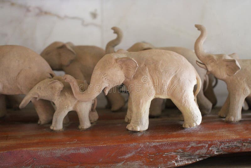 Le groupe de la grande statue en bois d'éléphants, découpé en bois dur, la plupart de souvenir attrayant pour le tourisme de Thaï photos stock Le groupe de la grande statue en bois d'éléphants, découpé en bois dur, la plupart de souvenir attrayant pour le tourisme de Thaï photos stock