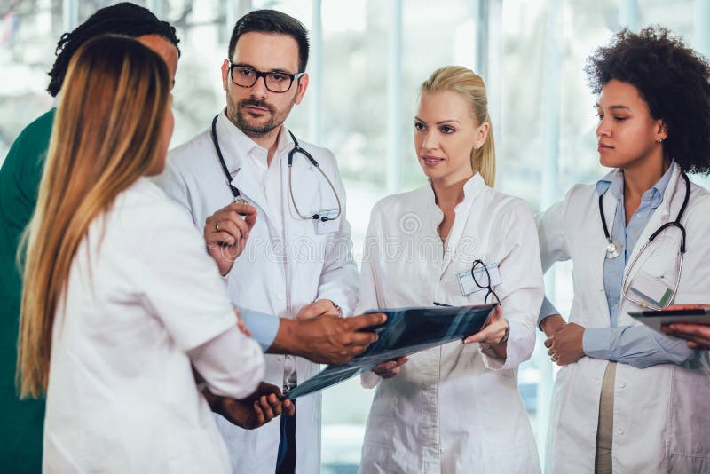 Un groupe de médecins discute d'une radiographie image libre de droits