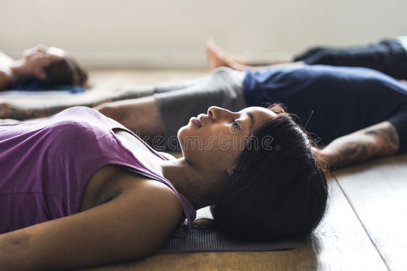 Le groupe de personnes diverses joignent une classe de yoga photo libre de droits