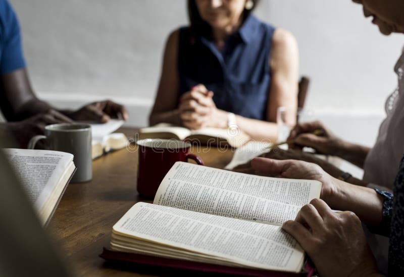 Le groupe de personnes lisent la bible ensemble images libres de droits