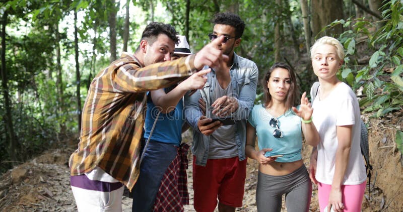 Le groupe du touriste a perdu dans le téléphone intelligent de Forest Use Map On Cell augmentant des randonneurs de personnes de banque de vidéos