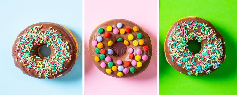 Le guarnizioni di gomma piuma con la glassa del cioccolato, spruzza, tre, vista superiore e fondo verde rosa isolato e blu fotografie stock libere da diritti Le guarnizioni di gomma piuma con la glassa del cioccolato, spruzza, tre, vista superiore e fondo verde rosa isolato e blu fotografie stock libere da diritti