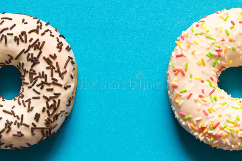 Le guarnizioni di gomma piuma lustrate con cioccolato e variopinto freschi spruzza su un fondo arancio fotografia stock libera da diritti Le guarnizioni di gomma piuma lustrate con cioccolato e variopinto freschi spruzza su un fondo arancio fotografia stock libera da diritti