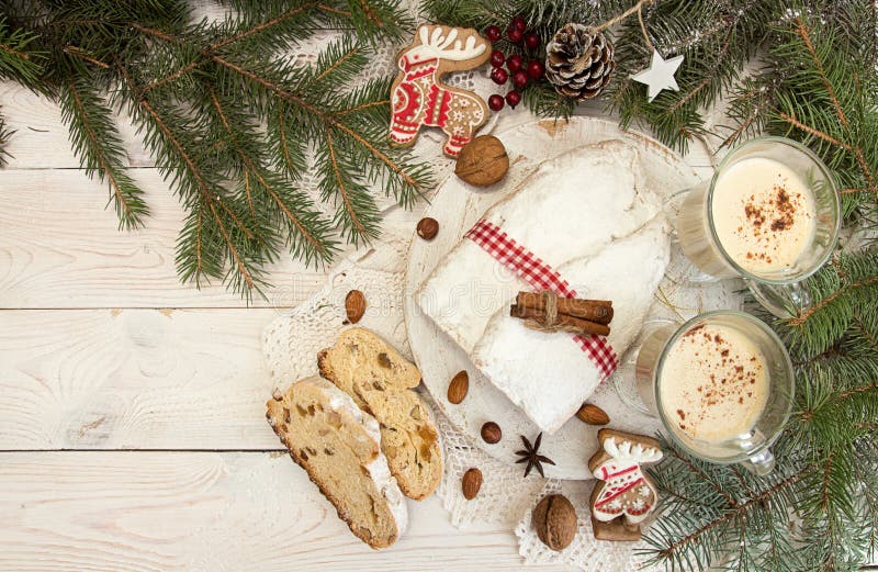 Le gâteau traditionnel de Dresde de Noël stollen avec les fruits glacés a photographie stock Le gâteau traditionnel de Dresde de Noël stollen avec les fruits glacés a photographie stock