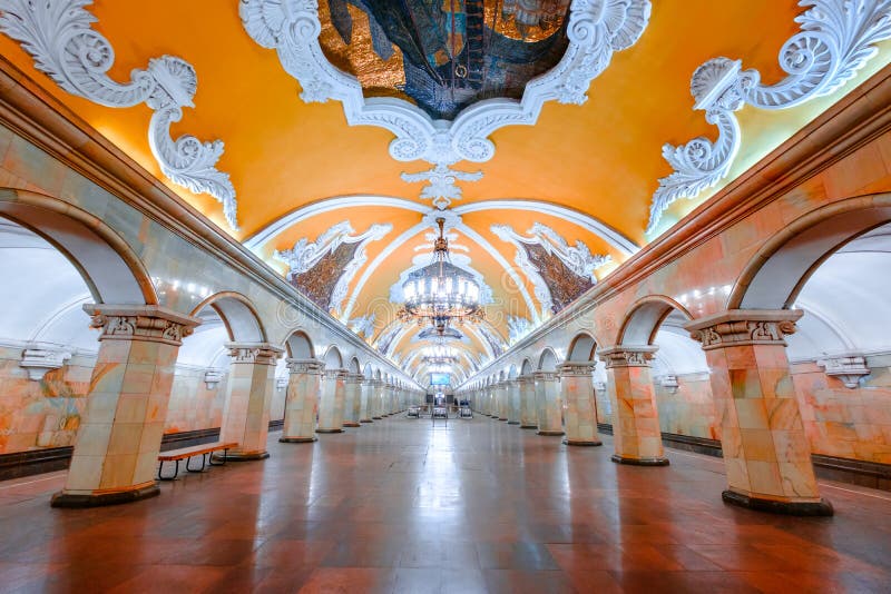 Le hall de la station de métro de Komsomolskaya à Moscou sous terre photographie stock libre de droits Le hall de la station de métro de Komsomolskaya à Moscou sous terre photographie stock libre de droits