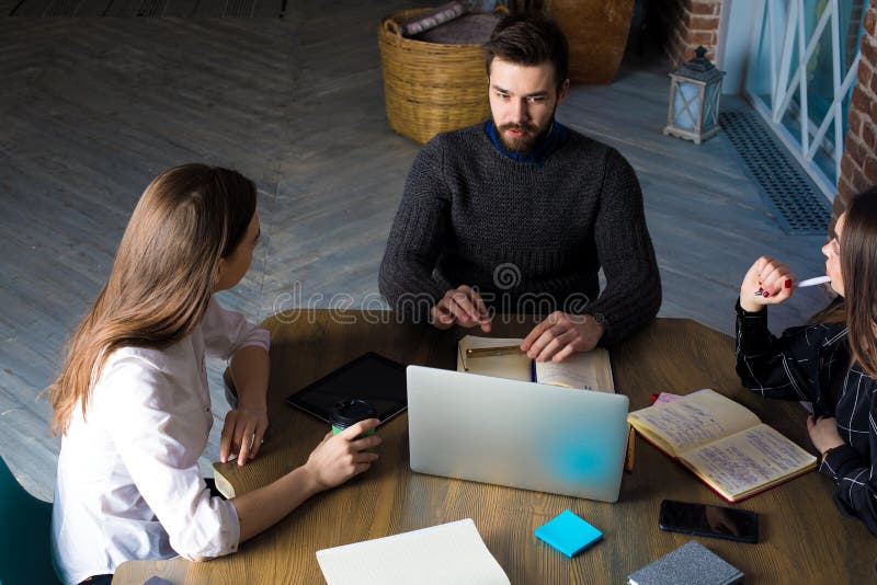 Le hipsterflickan i för bloggerutnämning för trendiga exponeringsglas kompetent artikel i socialt nätverk via mobiltelefonen royaltyfria foton Le hipsterflickan i för bloggerutnämning för trendiga exponeringsglas kompetent artikel i socialt nätverk via mobiltelefonen royaltyfria foton