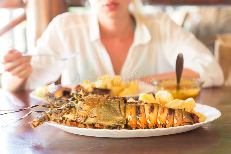 Le homard grillé a servi avec les pommes de terre et la sauce à noix de coco photographie stock Le homard grillé a servi avec les pommes de terre et la sauce à noix de coco photographie stock