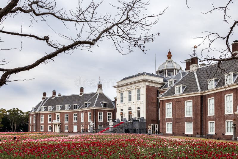 Le Huis ten Bosch de palais est situé au parc à thème de Huis ten Bosch avec le paysage néerlandais à Sasebo, Nagasaki, Japon images stock Le Huis ten Bosch de palais est situé au parc à thème de Huis ten Bosch avec le paysage néerlandais à Sasebo, Nagasaki, Japon images stock
