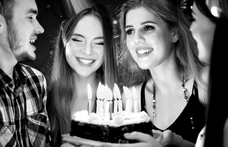 Le immagini bianche nere della candela felice della festa di compleanno degli amici agglutina immagini stock libere da diritti Le immagini bianche nere della candela felice della festa di compleanno degli amici agglutina immagini stock libere da diritti