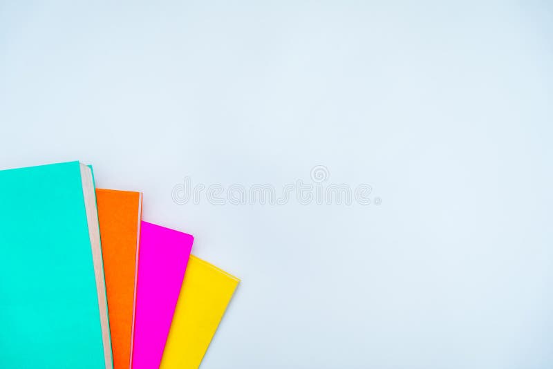 Le insegne di nuovo ai libri di scuola disegnano a matita la scrittura a taccuino fisso del fondo bianco bordo bianco immagini stock Le insegne di nuovo ai libri di scuola disegnano a matita la scrittura a taccuino fisso del fondo bianco bordo bianco immagini stock