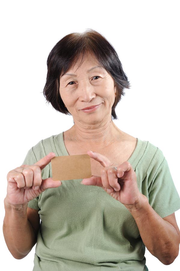 Le isolator för kort för affär för asiatiskt seniorwomaninnehavmellanrum tom arkivbilder Le isolator för kort för affär för asiatiskt seniorwomaninnehavmellanrum tom arkivbilder