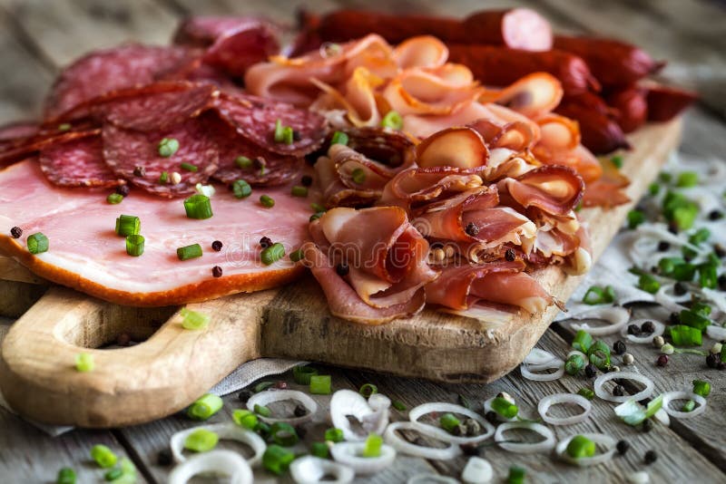 Le jambon, le salami et les saucisses se mélangent photo stock Le jambon, le salami et les saucisses se mélangent photo stock
