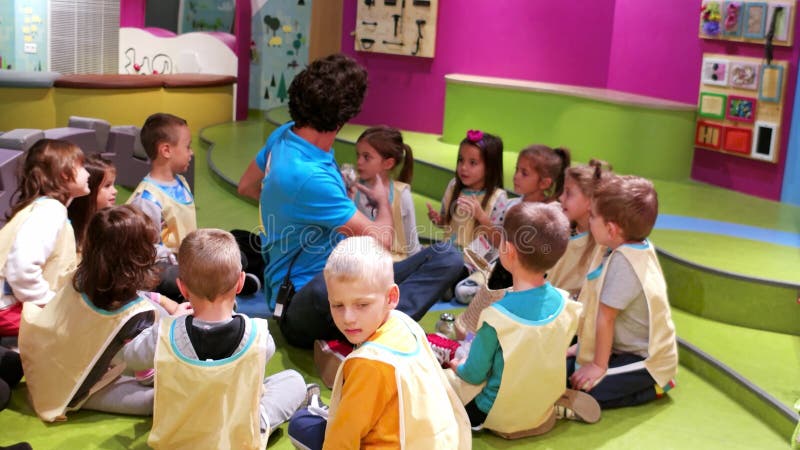 Le jardin d'enfants, professeur joue avec le groupe d'enfants, le camp de week-end, l'expérience et le jeu, les dernières méthode clips vidéos