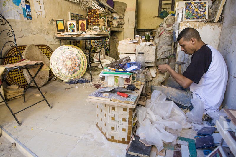 Le jeune artisan fait des tuiles pour une mosaïque, Tanger, Maroc image libre de droits Le jeune artisan fait des tuiles pour une mosaïque, Tanger, Maroc image libre de droits