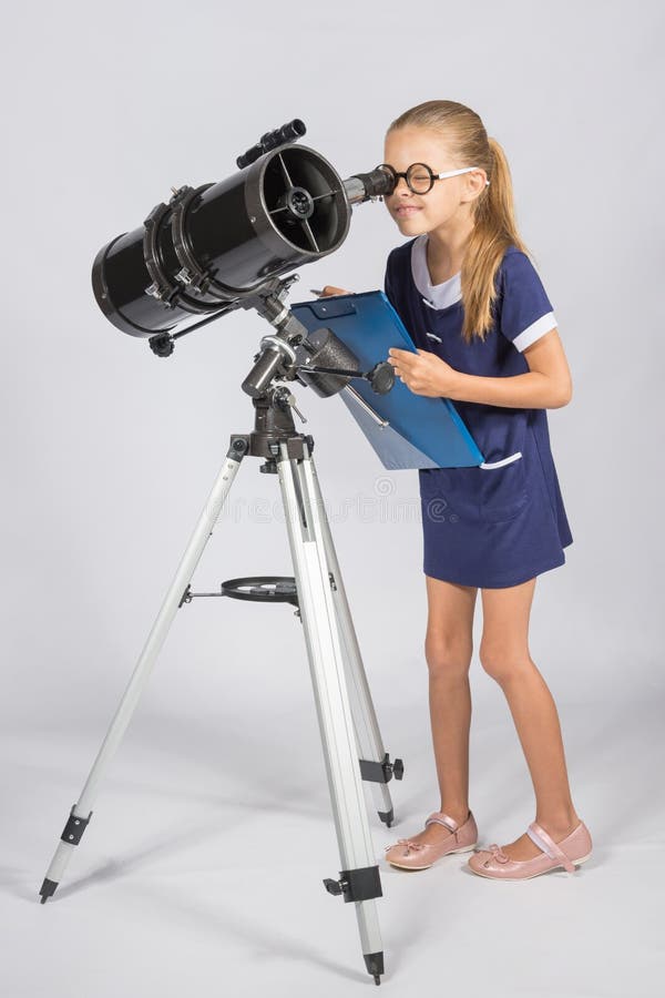 Le Jeune Astronome Heureux De Regarder Par Les Observations Le Jeune Astronome Heureux De Regarder Par Les Observations