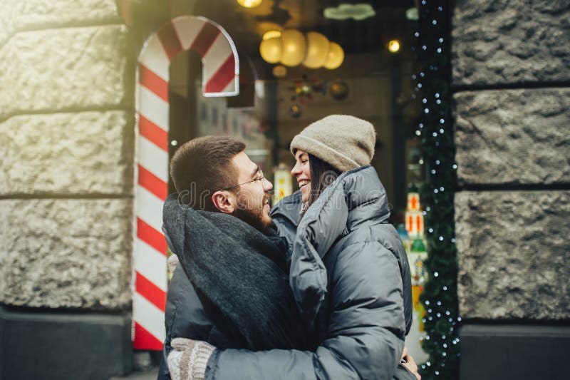 Le jeune couple romantique a l'amusement dehors en hiver avant ch photographie stock Le jeune couple romantique a l'amusement dehors en hiver avant ch photographie stock