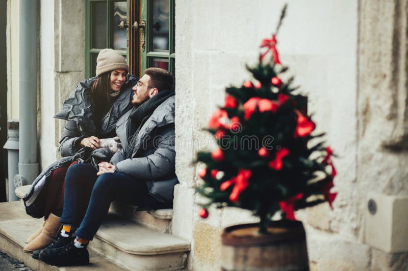 Le jeune couple romantique a l'amusement dehors en hiver avant ch photo libre de droits Le jeune couple romantique a l'amusement dehors en hiver avant ch photo libre de droits