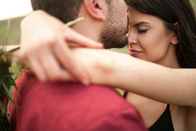 Le jeune couple ?treint image libre de droits Le jeune couple ?treint image libre de droits