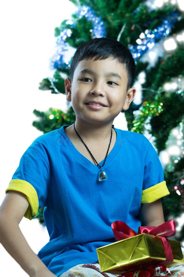 Le jeune enfant asiatique obtiennent son cadeau de Noël photographie stock Le jeune enfant asiatique obtiennent son cadeau de Noël photographie stock